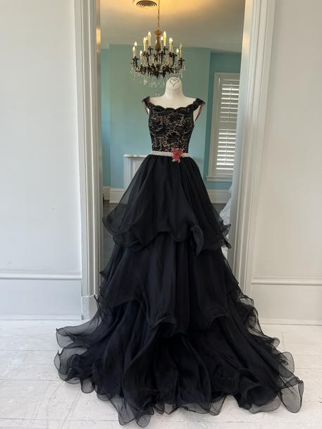 パーティードレス Black Rose Print Gold Shimmer Pleated Prom Dress Black Rose Print Gold Shimmer Pleated Prom Dress | Runway